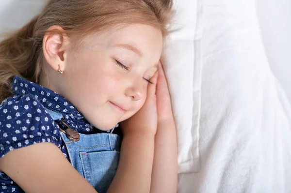 Petite fille mignonne qui dort — Photo