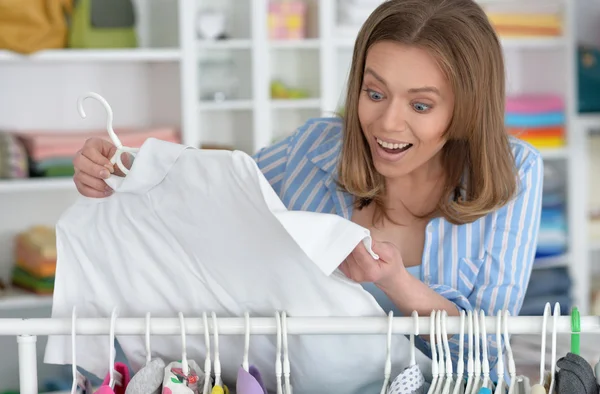 Schöne junge Frau — Stockfoto