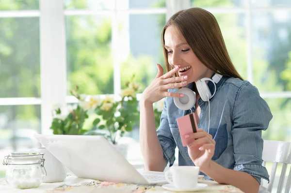 Junge Frau mit Laptop — Stockfoto