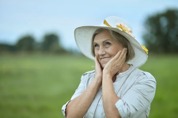 Senior mulher no campo — Fotografia de Stock