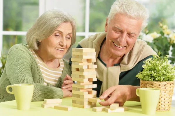 Пожилая пара играет в настольную игру — стоковое фото