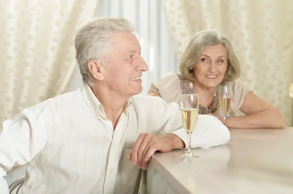 Счастливая пожилая пара с шампанским — стоковое фото