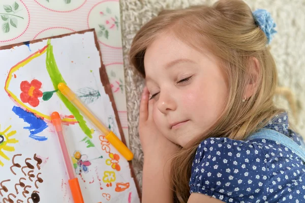 Chica durmiendo durante la clase de arte —  Fotos de Stock