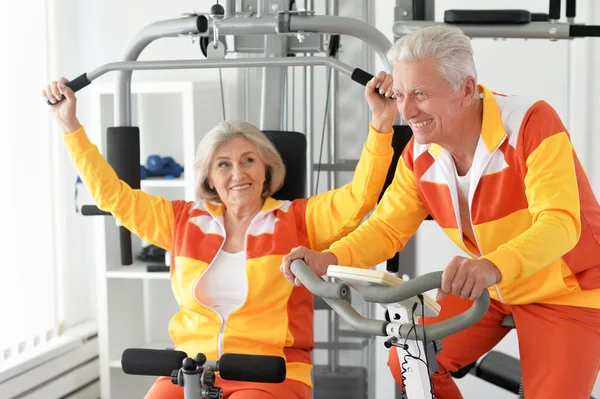 체육관에서 운동 하는 수석 부부 — 스톡 사진