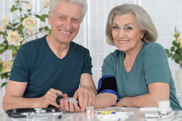 Porträt eines älteren Ehepaares mit Pillen — Stockfoto