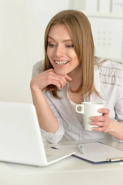 Щаслива молода жінка з ноутбуком — стокове фото