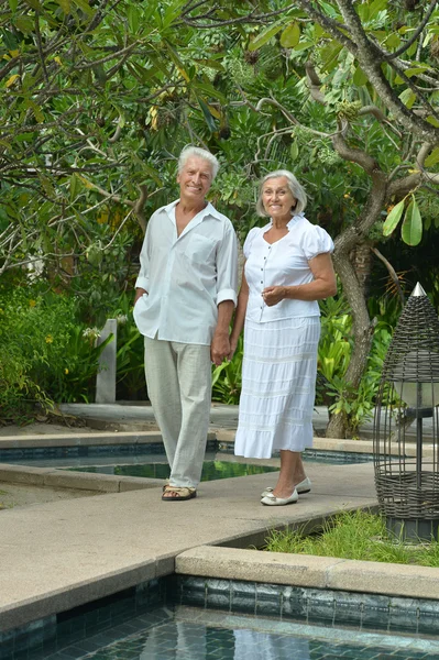 Couple sénior près hôtel resort — Photo