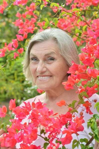 Belle femme âgée en plein air — Photo