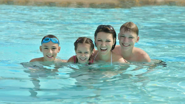 Οικογένεια διασκεδάζοντας στην πισίνα — Φωτογραφία Αρχείου
