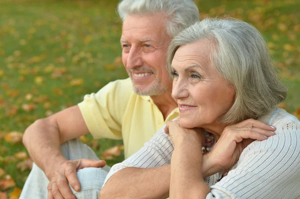 Ouder paar in voorjaar park — Stockfoto