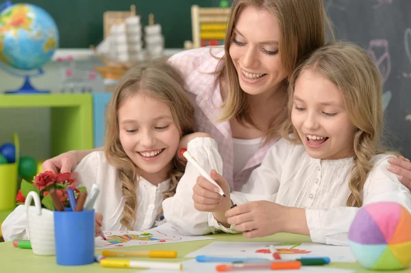 Meisjes met moeder op les van kunst — Stockfoto