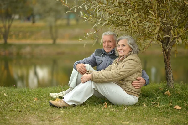 Felice coppia anziana vicino al fiume — Foto Stock