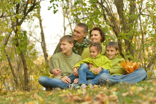 Familia feliz en bosque de otoño — Foto de Stock