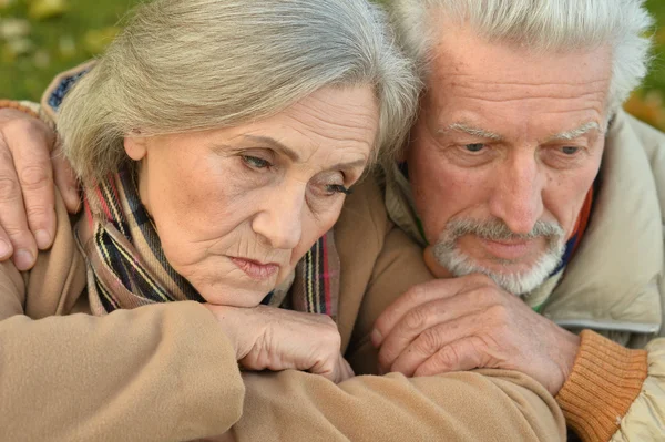 Sad senior couple in  park — Stock Photo, Image