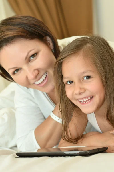 Mother  and  daughter with tablet pc — Stock Photo, Image