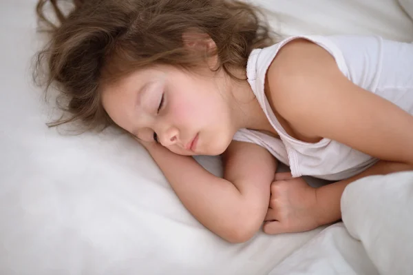 Schattig klein meisje slapen — Stockfoto