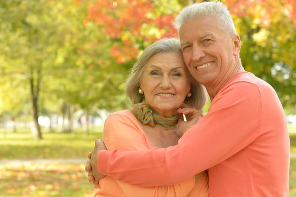 Senior par i höstparken — Stockfoto