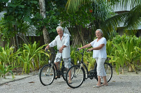 Seniorenpaar auf Fahrrädern — Stockfoto