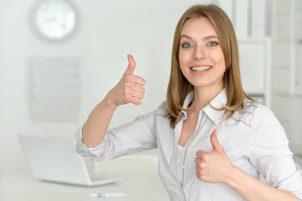 Glückliche junge Frau mit Laptop — Stockfoto