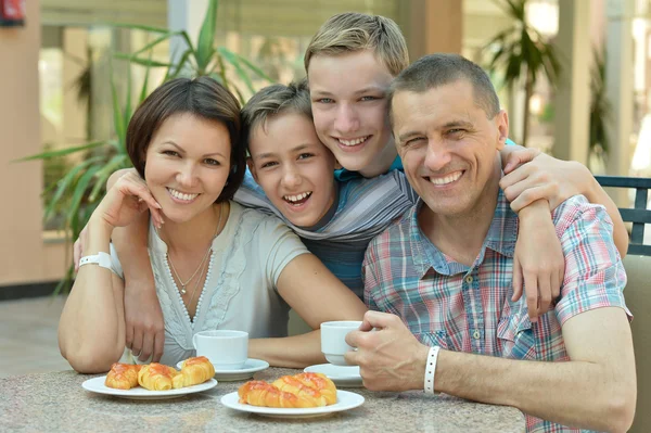 Familia feliz en el desayuno — Foto de Stock