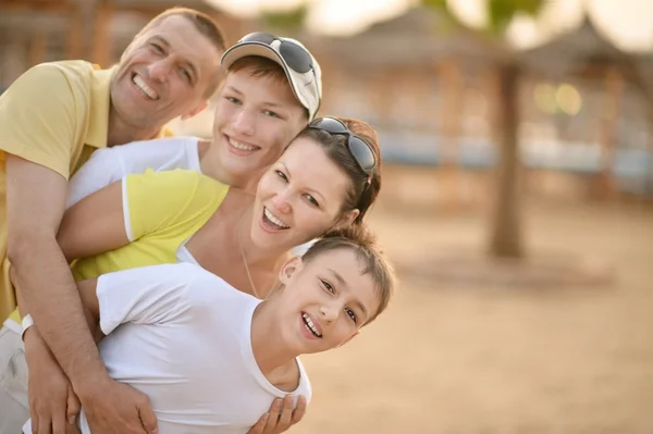 Счастливая семья летом — стоковое фото
