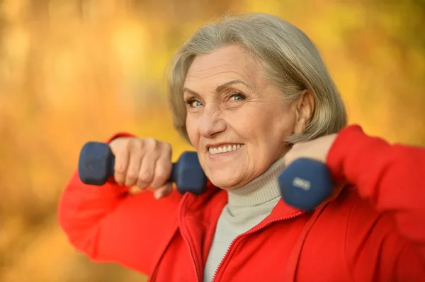 Passen Senior vrouw trainen met halters — Stockfoto
