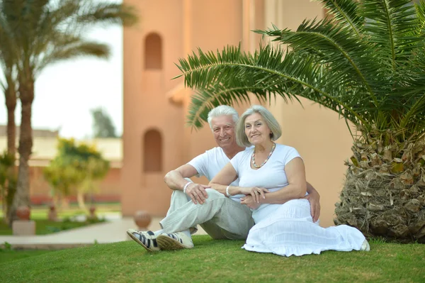 Senior paar in de buurt van hotel resort — Stockfoto