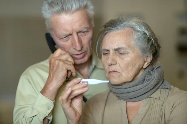 Oudere man en vrouw met griep — Stockfoto