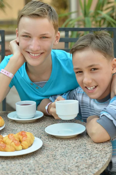 Szczęśliwe dzieci na śniadanie — Zdjęcie stockowe
