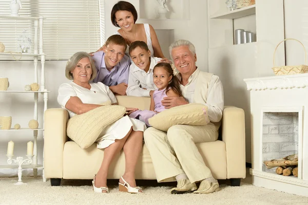 Famiglia felice con i bambini — Foto Stock