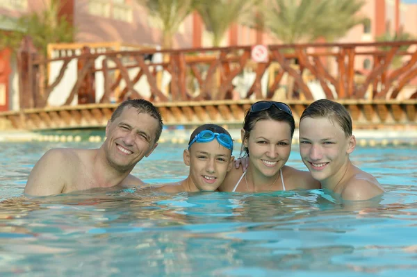 Famille heureuse ayant dans la piscine — Photo