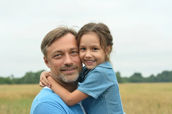 Vater mit Tochter im Feld — Stockfoto