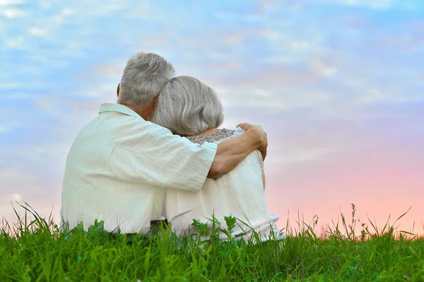 Gelukkige senior paar in de zomer — Stockfoto