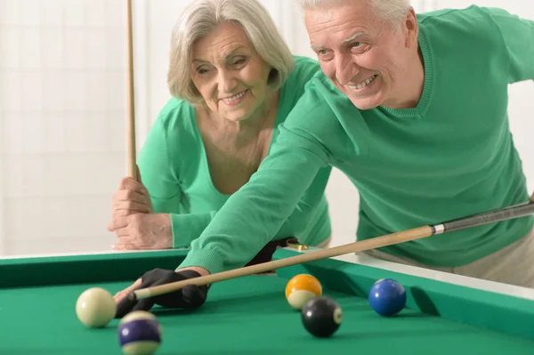 Vieux couple jouer au billard — Photo