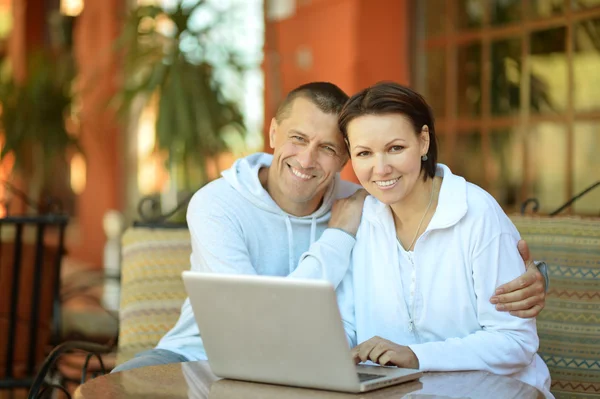 Счастливая пара с ноутбуком — стоковое фото