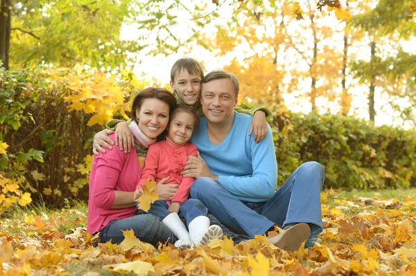 Familjen avkopplande i höst park — Stockfoto