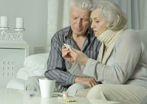 Elderly man and woman with flu — Stock Photo, Image