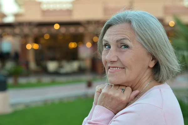 Szczęśliwy starszą kobietę w pobliżu hotel — Zdjęcie stockowe