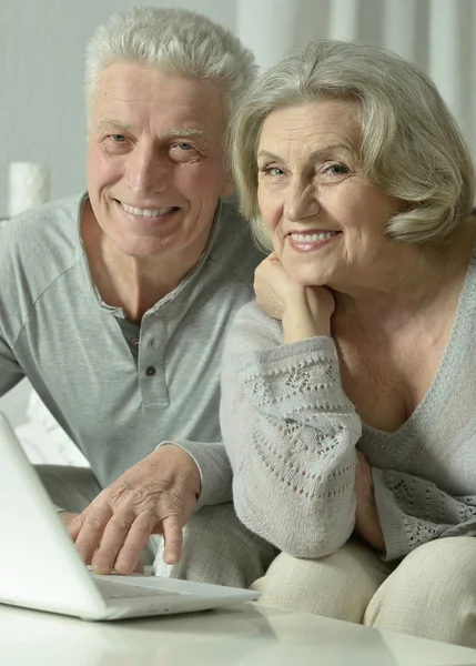 Casal sênior com laptop — Fotografia de Stock