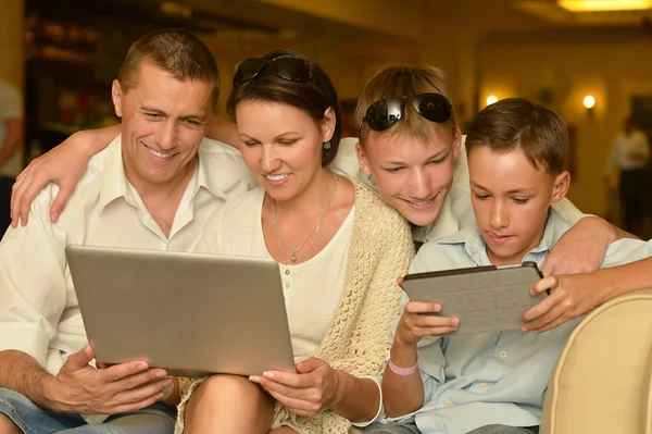 Glückliche Familie mit Laptop — Stockfoto