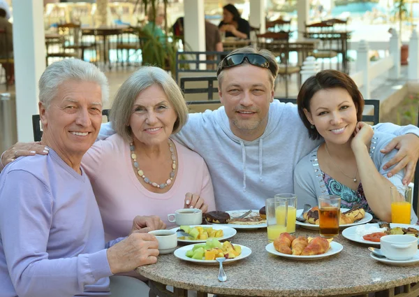 Família feliz no café da manhã — Fotografia de Stock