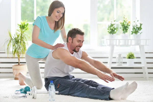 Paar trainiert gemeinsam zu Hause — Stockfoto