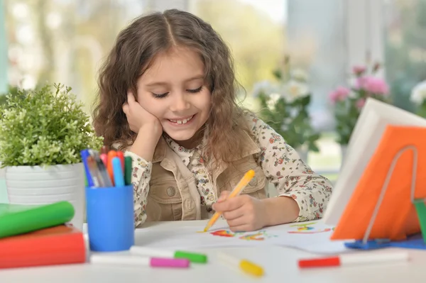 Liten flicka ritning på class — Stockfoto