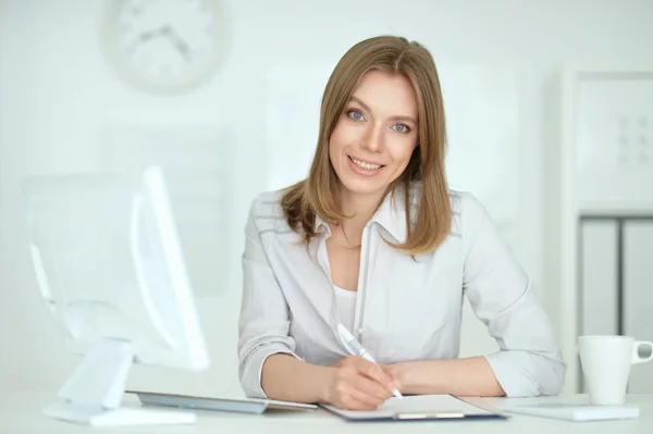 Giovane donna con computer — Foto Stock