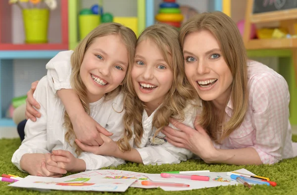 Girls  with mother on lesson of art — Stock Photo, Image