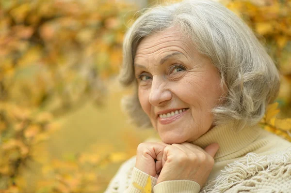 Mujer mayor en el parque de otoño — Foto de Stock