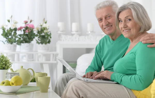 Senior couple drinking tea — Stock Photo, Image