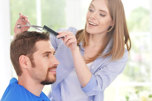 Hombre teniendo un corte de pelo de peluquero — Foto de Stock