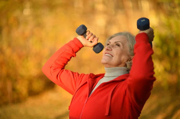 Fit Senior woman exercising  with dumbbells — Stock Photo, Image