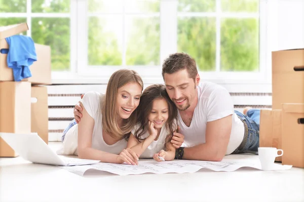 Familia mudarse a su nuevo hogar — Foto de Stock